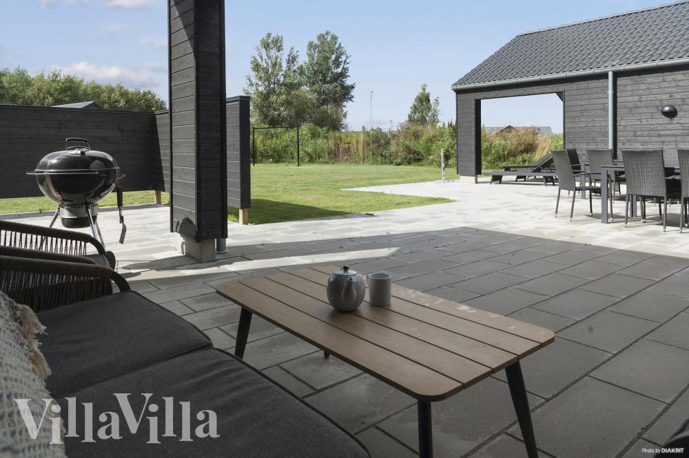Genießen Sie einen Grillabend auf der Terrasse des Luxusferienhauses Nr. 913 in Lolland/Falster/Mön