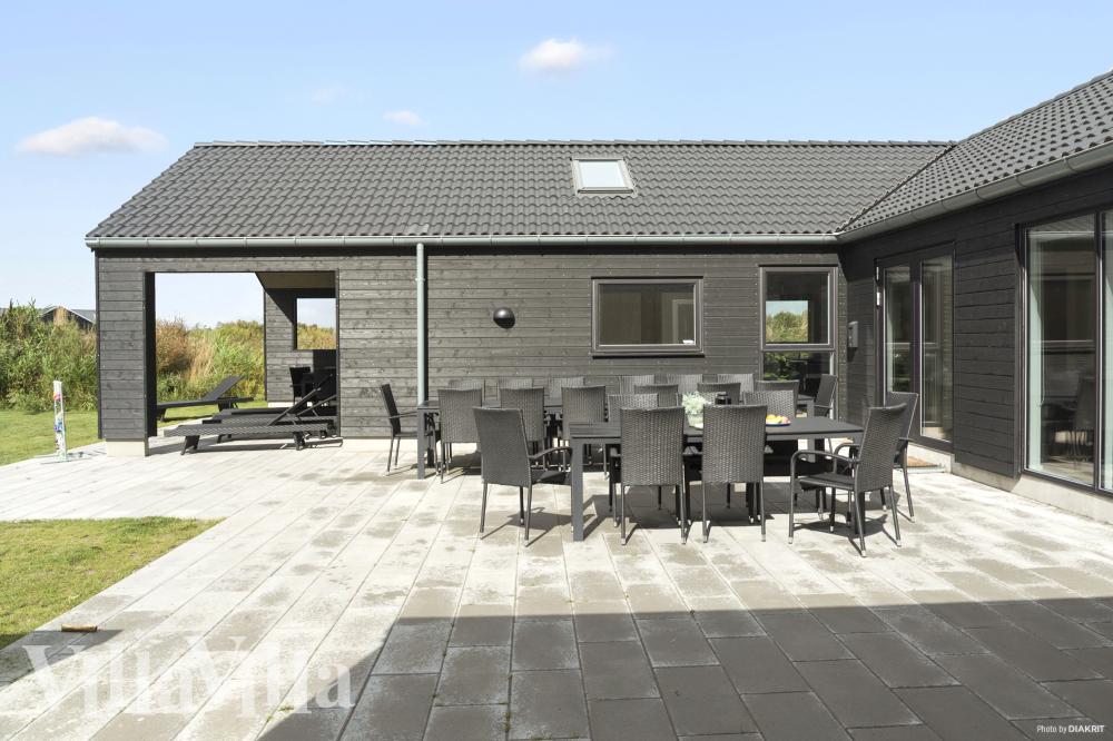 Auf der Terrasse des Ferienhauses Nr. 913 ist Platz für 24 Personen.