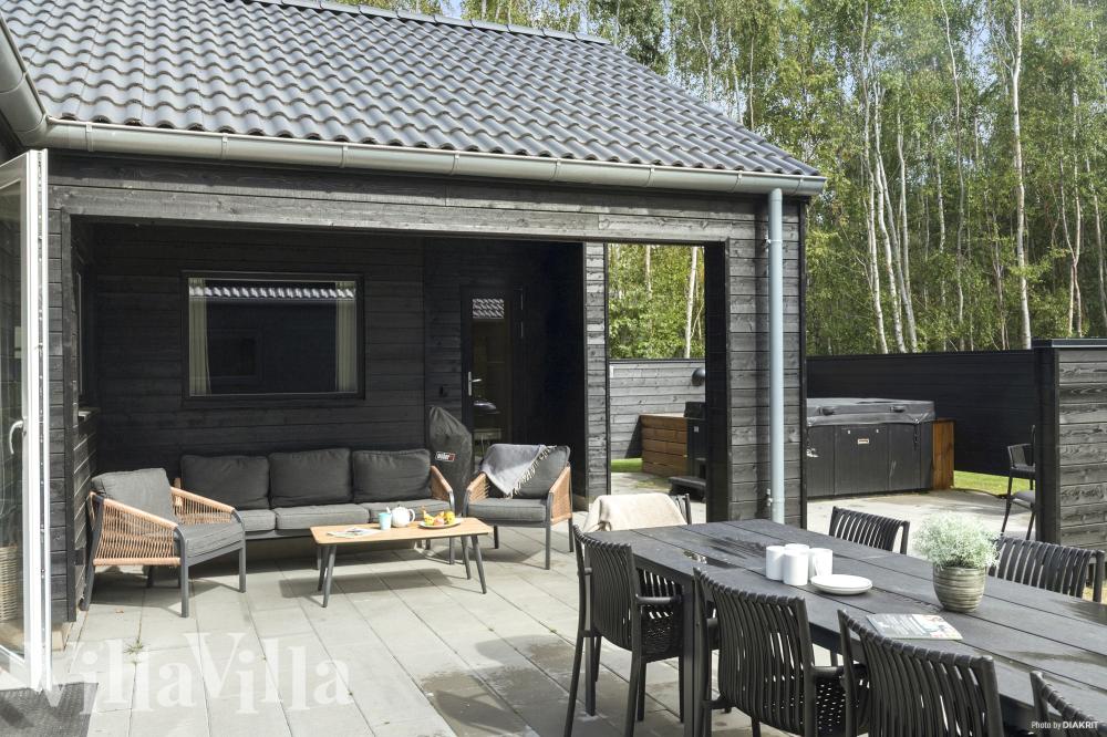 Auf der Terrasse des Ferienhauses Nr. 911 ist Platz für 20 Personen.