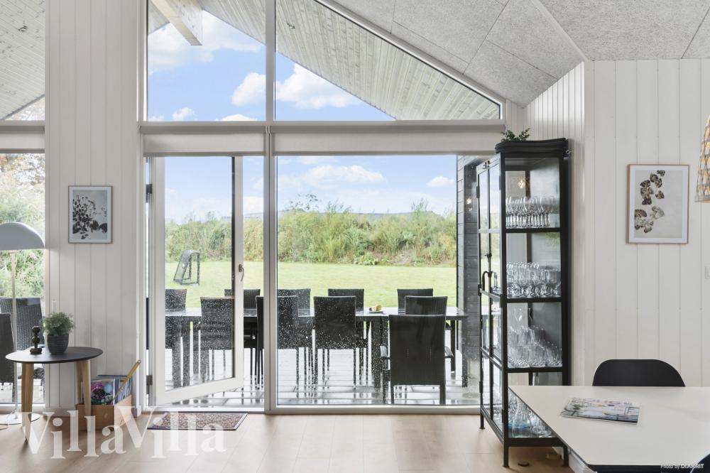 Der Aufenthaltsraum bietet Platz für 18 Personen, wenn ihr das Ferienhaus 912 in Lolland/Falster/Mön besucht.