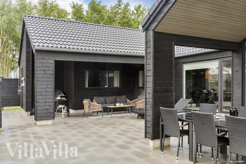 Genießen Sie einen Grillabend auf der Terrasse des Luxusferienhauses Nr. 912 in Lolland/Falster/Mön