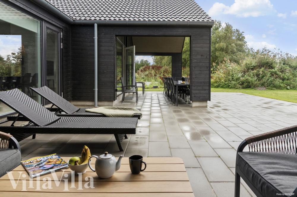 Auf der Terrasse des Ferienhauses Nr. 912 ist Platz für 18 Personen.