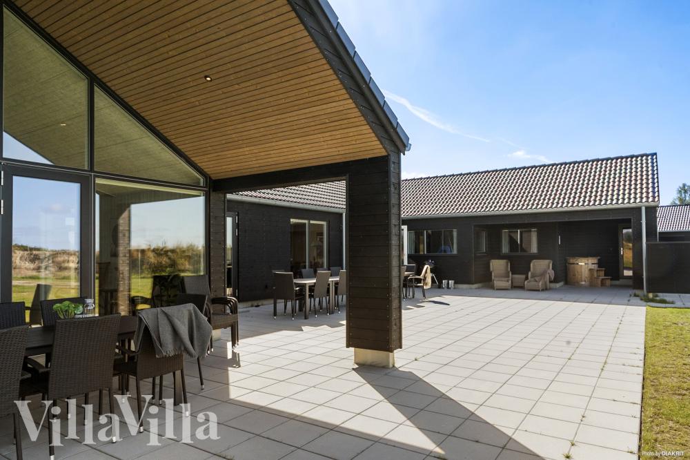 Genießen Sie einen Grillabend auf der Terrasse des Luxusferienhauses Nr. 914 in Lolland/Falster/Mön