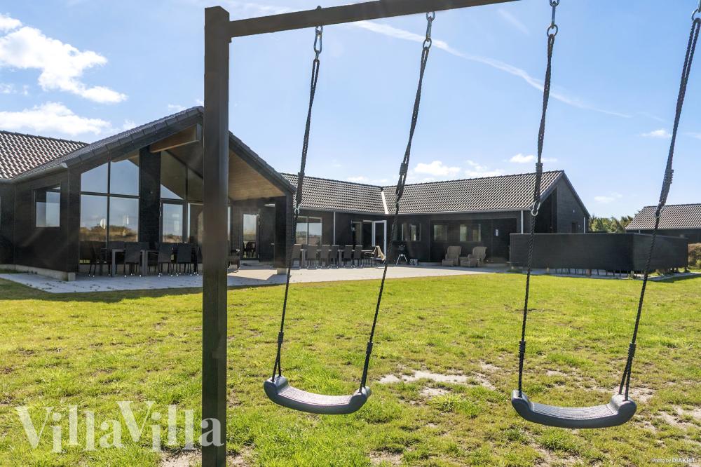 Zu dem attraktiven Ferienhaus Nr. 914 in Lolland/Falster/Mön gehört auch ein tolles Angebot im Außenbereich, z. B. Spieleturm und Schaukeln