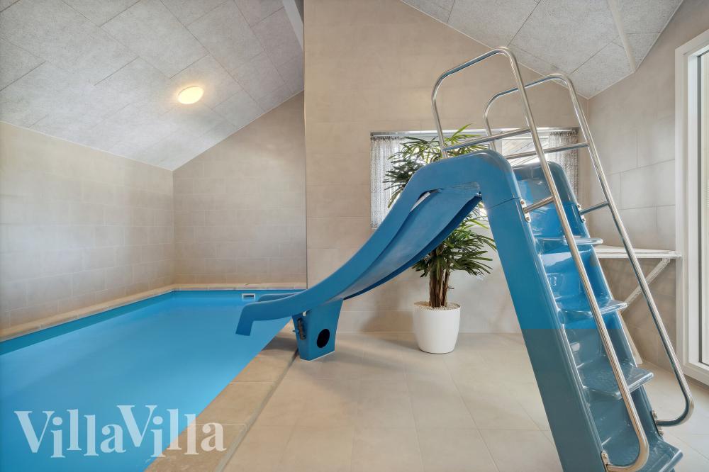 Das Ferienhaus 1006 hat einen schicken Poolbereich mit Wasserrutsche, einem geräumigen, eingelassenen Whirlpool und einer Sauna.