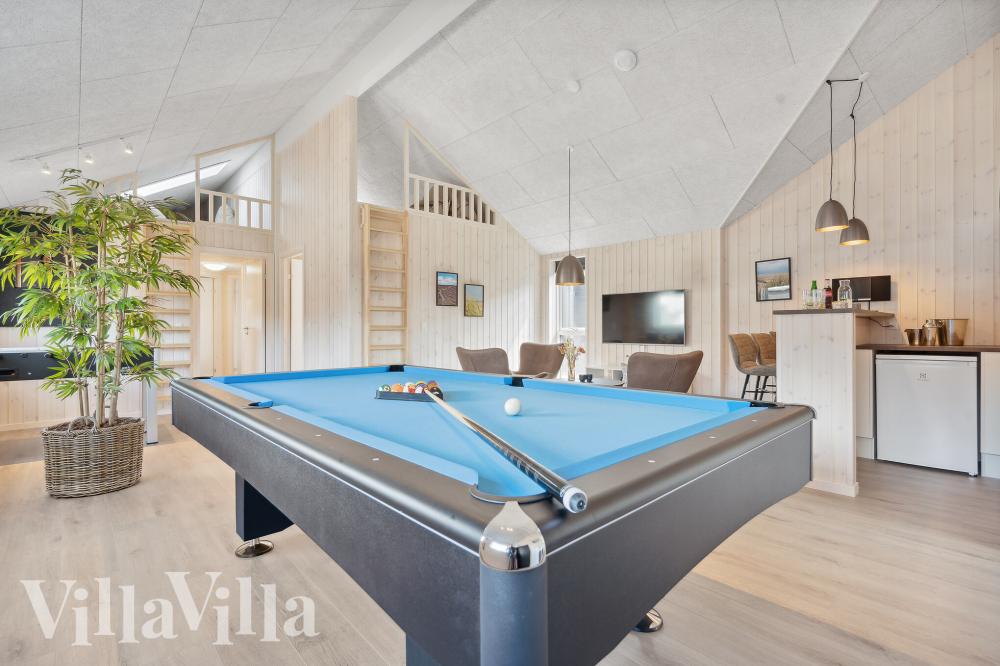 Neben den vielen schönen Stunden, die man im Poolbereich des Hauses verbringen kann, bietet das Luxusferienhaus 1006 auch Spielevergnügen bei Billard/Tischtennis und Darts