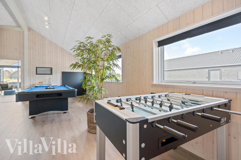 Das Luxusferienhaus 1006 für 18 Personen hat einen großen Aktivitätsraum mit u. a. Billard und Darts