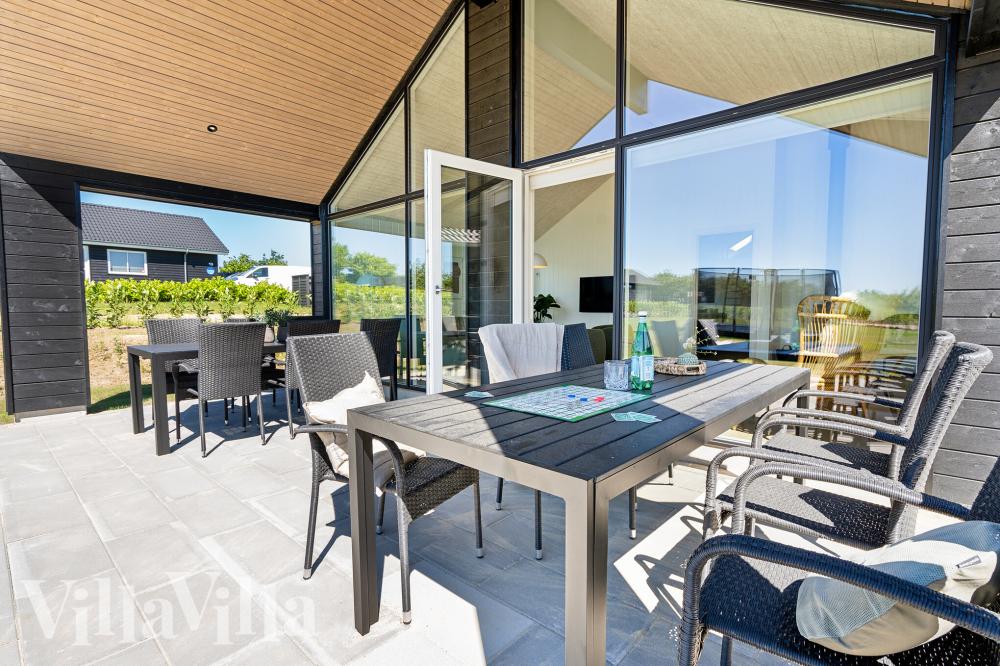 Das Luxusferienhaus Nr. 1006 hat eine tolle Terrasse, die mit hochwertigen Gartenmöbeln für 18 Personen ausgestattet ist.
