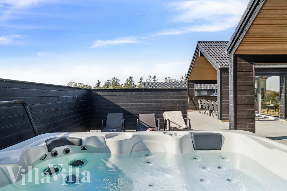 Das Luxusferienhaus Nr. 1006 bietet u. a. einen tollen Whirlpool