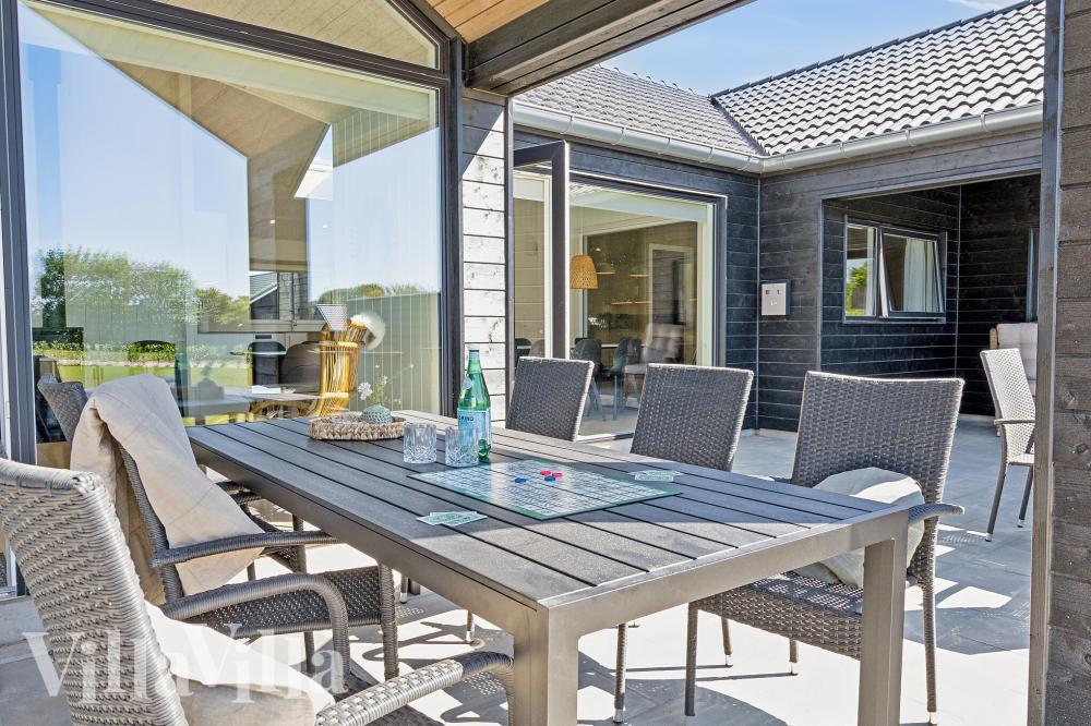 Genießen Sie einen Grillabend auf der Terrasse des Luxusferienhauses Nr. 1006 in Westjütland