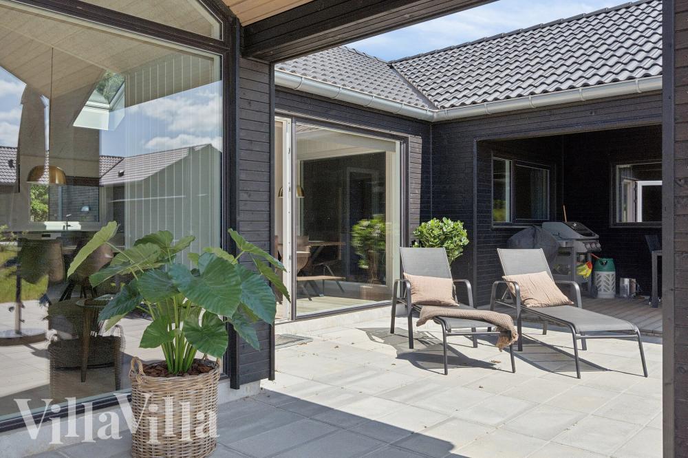Auf der Terrasse des Ferienhauses Nr. 1006 ist Platz für 18 Personen.