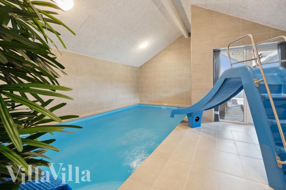 Das Ferienhaus 1007 hat einen schicken Poolbereich mit Wasserrutsche, einem geräumigen, eingelassenen Whirlpool und einer Sauna.