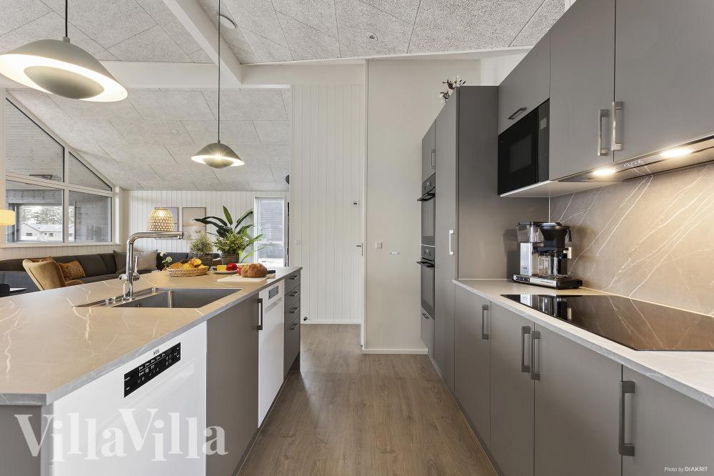Die Küche in dem Luxusferienhaus Nr. 1019 ist so gut ausgestattet, dass man problemlos Mahlzeiten für 12 Personen zubereiten kann.