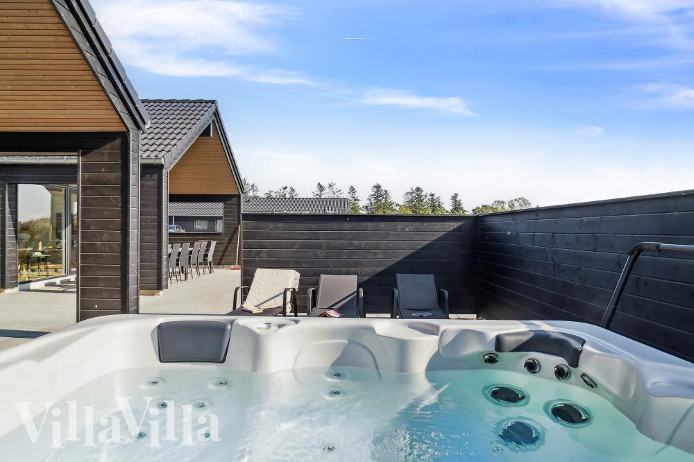 Genießen Sie den warmen Whirlpool im Luxusferienhaus Nr. 1015 in Westjütland