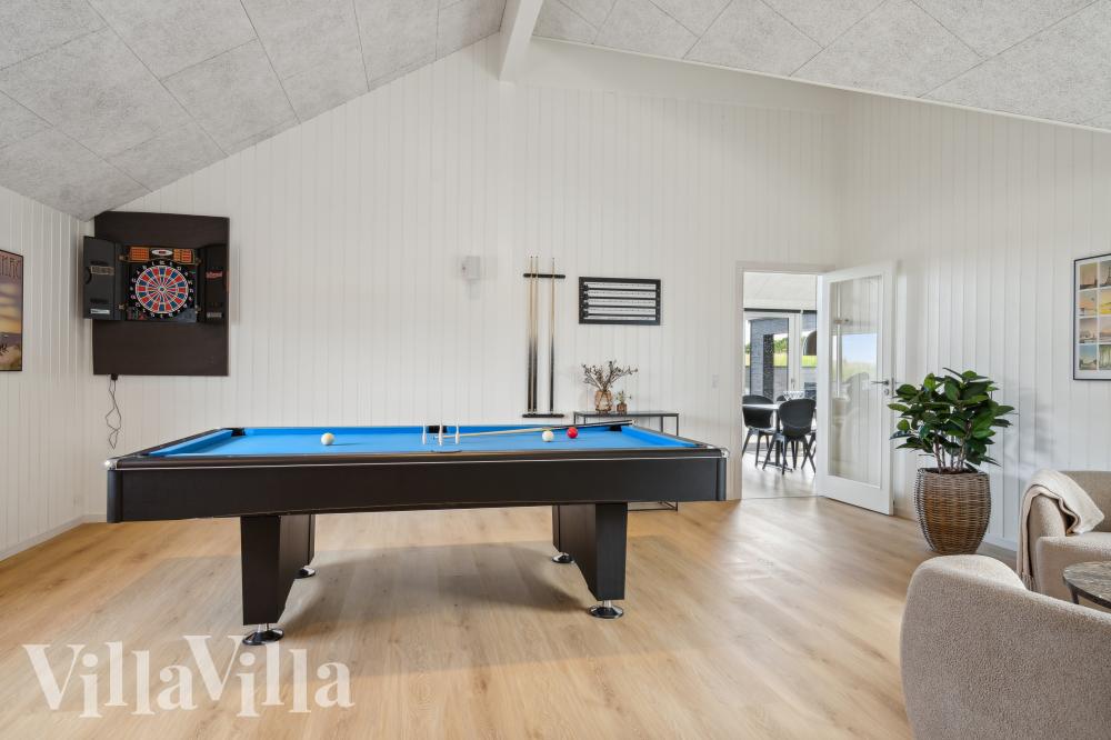 Das Luxusferienhaus 1015 für 14 Personen hat einen großen Aktivitätsraum mit u. a. Billard und Darts