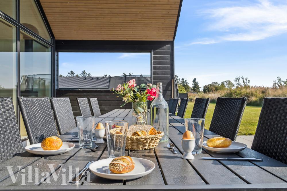 Genießen Sie einen Grillabend auf der Terrasse des Luxusferienhauses Nr. 1015 in Westjütland