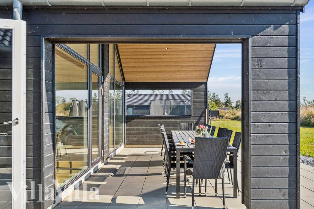 Auf der Terrasse des Ferienhauses Nr. 1015 ist Platz für 14 Personen.