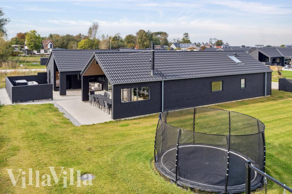 Dieses schöne Poolhaus Nr. 1015 mit Platz für 14 Personen liegt in Westjütland