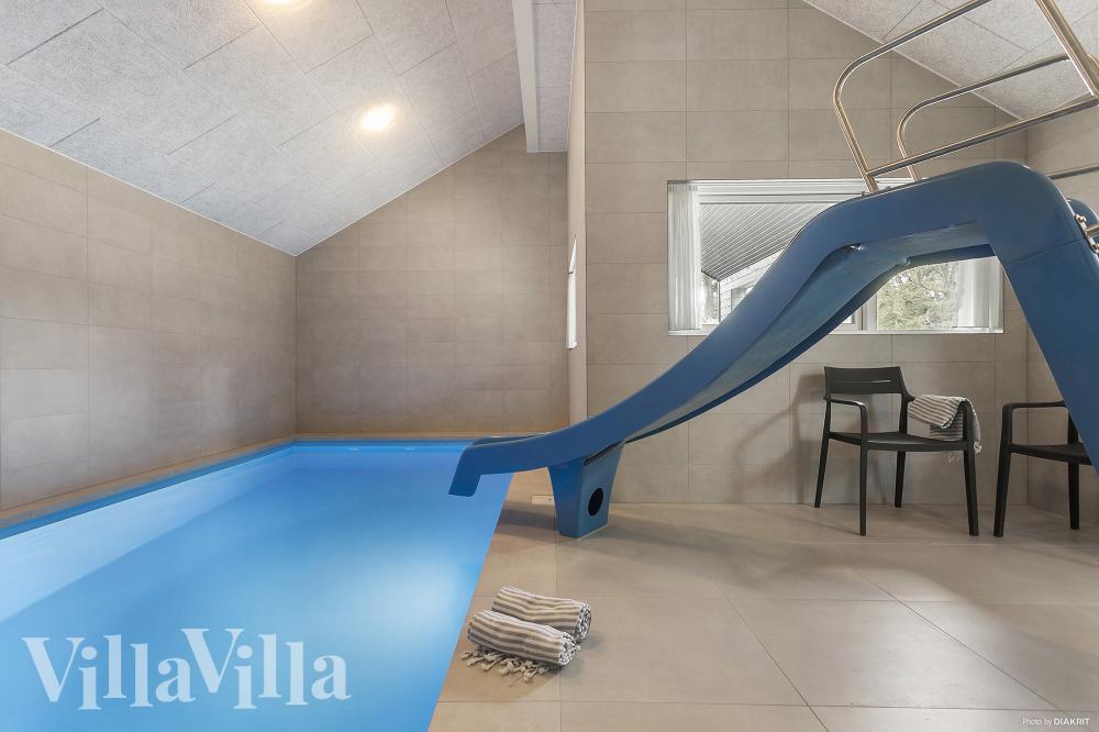 Das Ferienhaus 960 hat einen schicken Poolbereich mit Wasserrutsche, einem geräumigen, eingelassenen Whirlpool und einer Sauna.