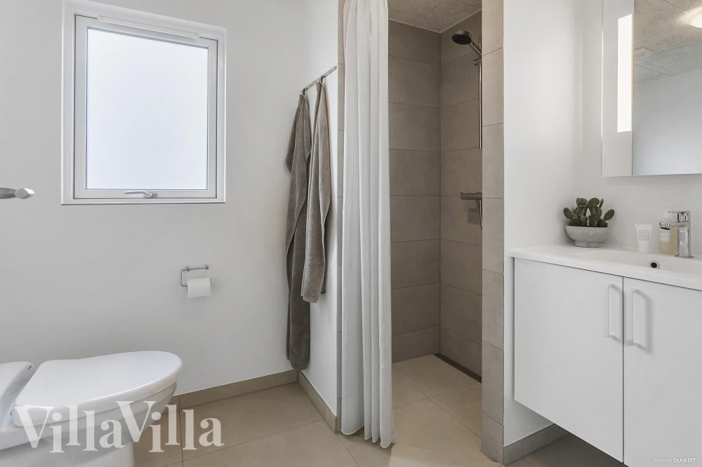 Eines der Badezimmer im Luxusferienhaus Nr. 960