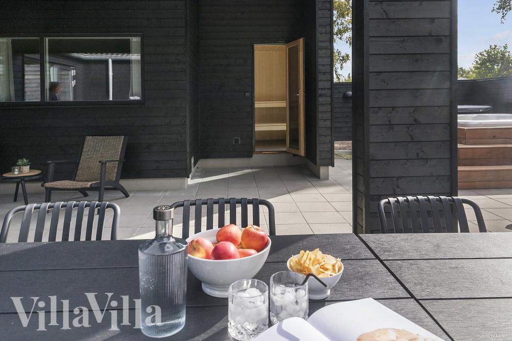 Genießen Sie einen Grillabend auf der Terrasse des Luxusferienhauses Nr. 960 in Lolland/Falster/Mön
