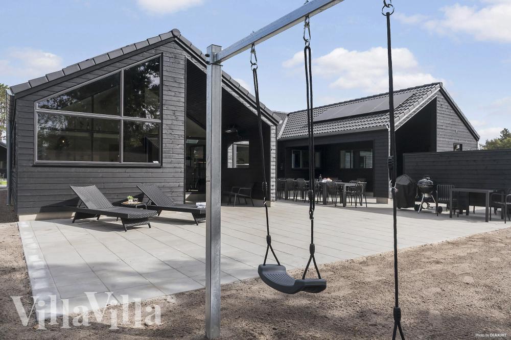 Zu dem attraktiven Ferienhaus Nr. 960 in Lolland/Falster/Mön gehört auch ein tolles Angebot im Außenbereich, z. B. Spieleturm und Schaukeln