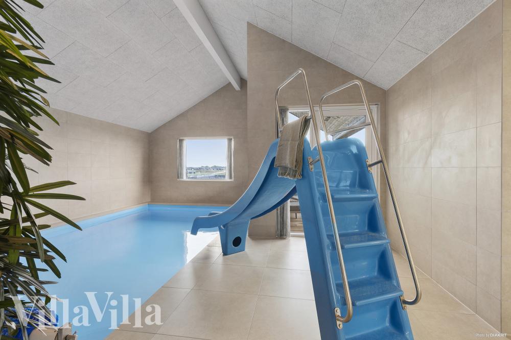 Das Ferienhaus 959 hat einen schicken Poolbereich mit Wasserrutsche, einem geräumigen, eingelassenen Whirlpool und einer Sauna.
