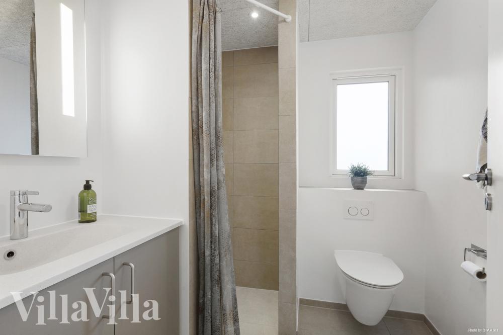 Eines der Badezimmer im Luxusferienhaus Nr. 959