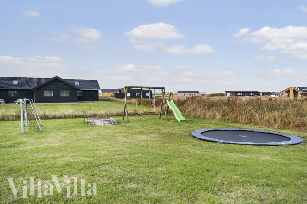 Zu dem attraktiven Ferienhaus Nr. 293 in Westjütland gehört auch ein tolles Angebot im Außenbereich, z. B. Spieleturm und Schaukeln
