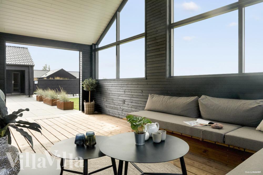 Auf der Terrasse des Ferienhauses Nr. 910 ist Platz für 30 Personen.