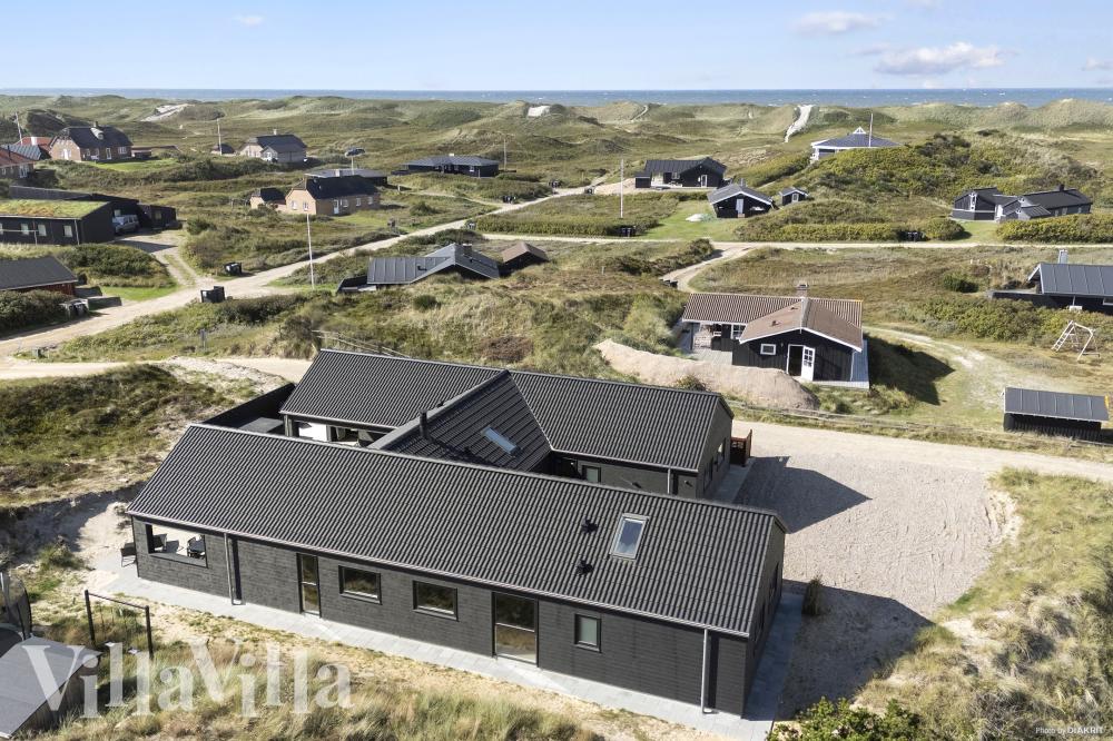 Dieses schicke Poolhaus Nr. 672 liegt in Westjütland und bietet Platz für 18 Personen.