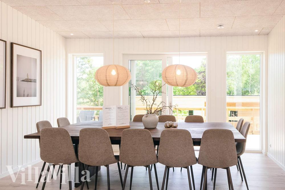 Der große, lichtdurchflutete Aufenthaltsraum im Luxusferienhaus Nr. 941 für 16.