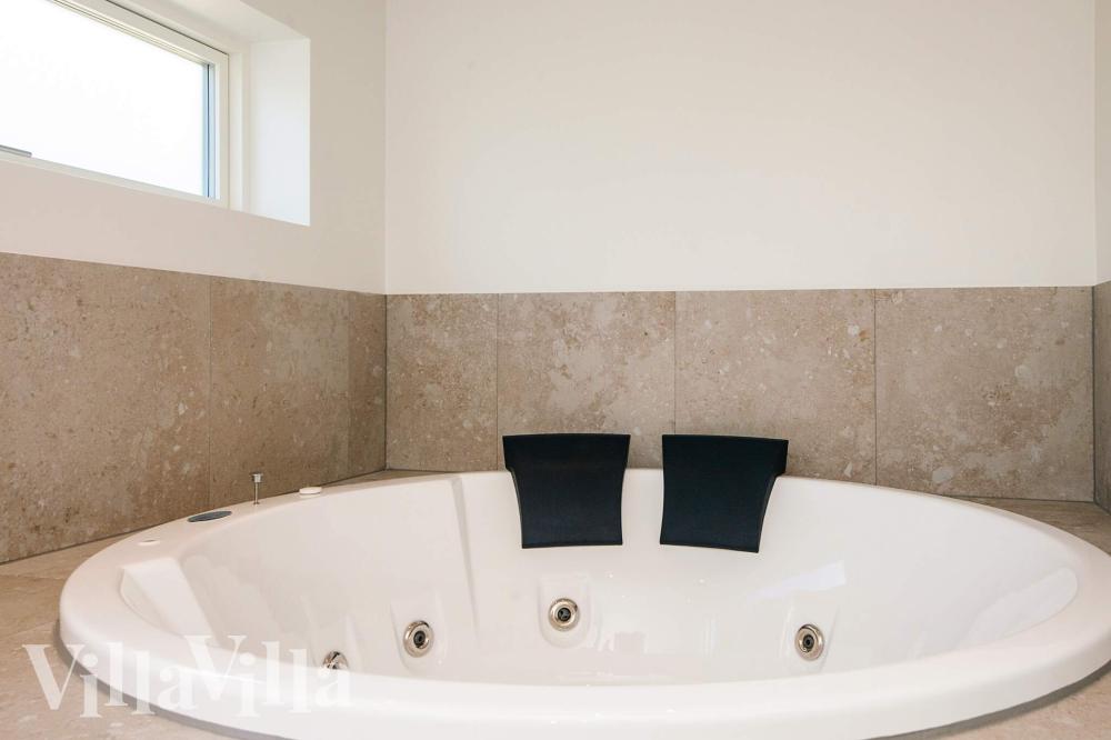 Genießen Sie den warmen Whirlpool im Luxusferienhaus Nr. 941 in Ostjütland