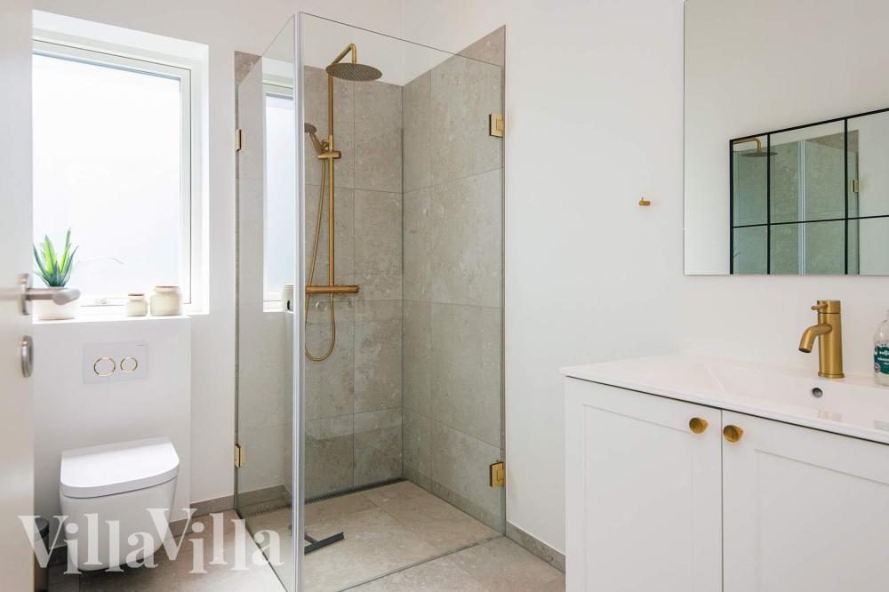 Eines der Badezimmer im Luxusferienhaus Nr. 941