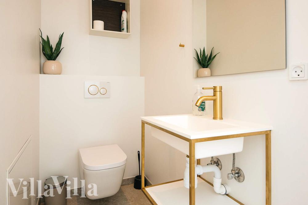 Im Luxusferienhaus Nr. 941 für 16 Personen gibt es ein Bad mit Dusche.