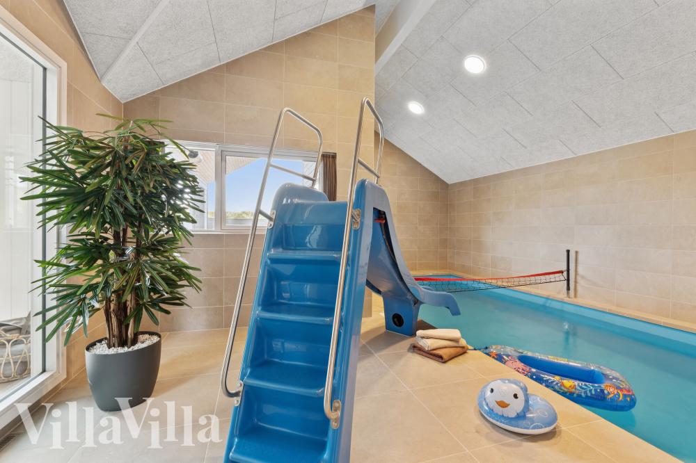 Das Ferienhaus 1008 hat einen schicken Poolbereich mit Wasserrutsche, einem geräumigen, eingelassenen Whirlpool und einer Sauna.