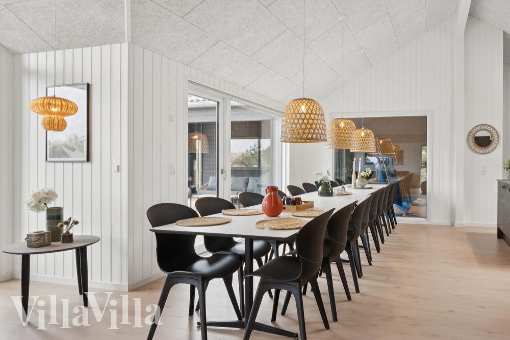 Der große, lichtdurchflutete Aufenthaltsraum im Luxusferienhaus Nr. 1008 für 18.
