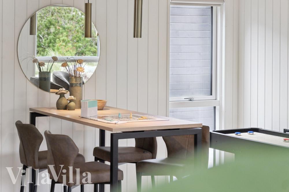 Aktivitätsraum im Luxusferienhaus Nr. 1008 mit 7 Schlafzimmern und Platz für 18 Gäste.