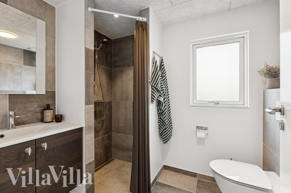 Eines der Badezimmer im Luxusferienhaus Nr. 1008