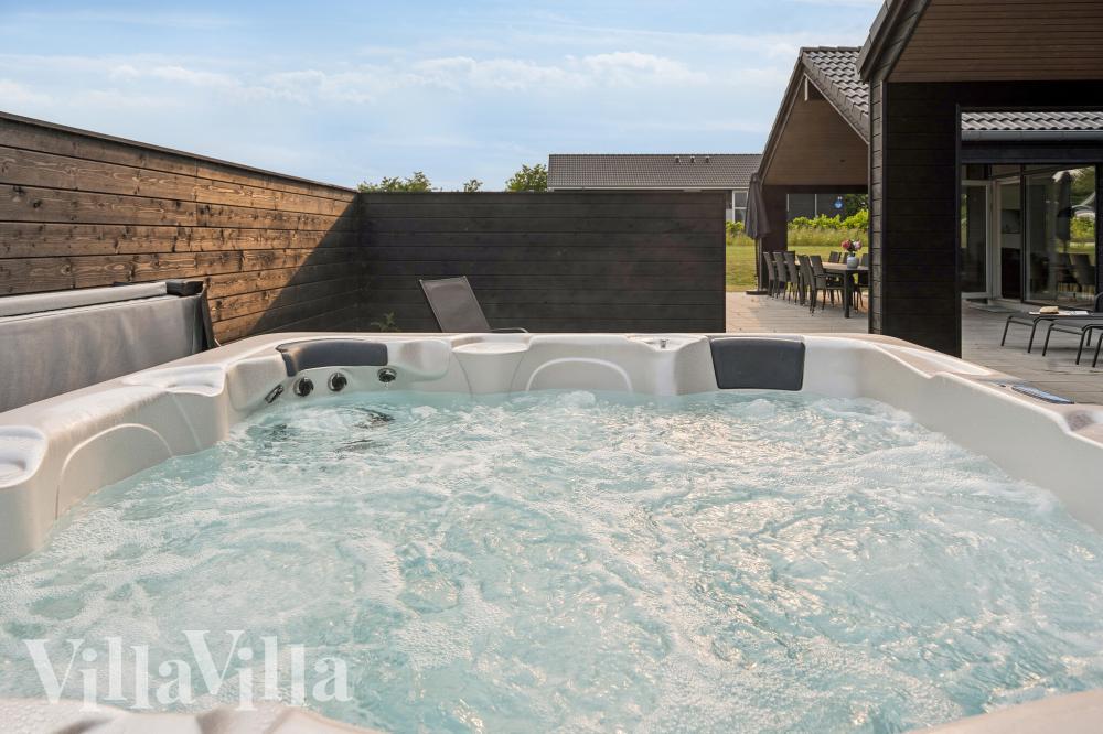 Genießen Sie den warmen Whirlpool im Luxusferienhaus Nr. 1008 in Westjütland