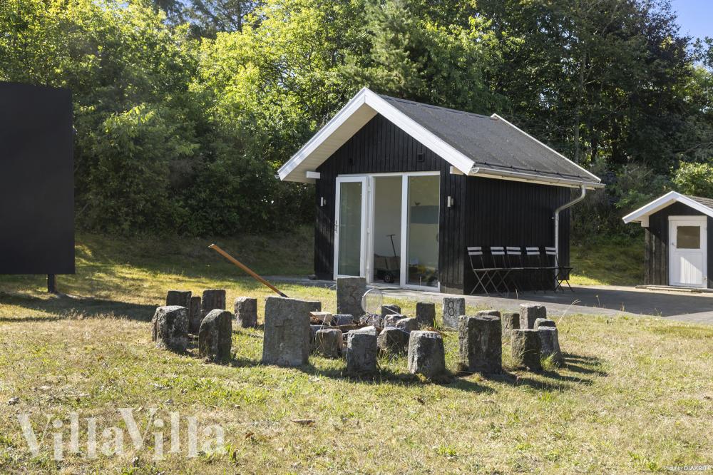 Zu dem attraktiven Ferienhaus Nr. 1009 in Limfjord gehört auch ein tolles Angebot im Außenbereich, z. B. Spieleturm und Schaukeln