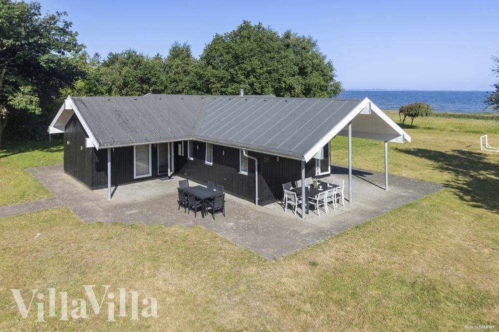 Dieses schicke Haus Nr. 1009 mit Whirlpool und Platz für 10 liegt in Limfjord.