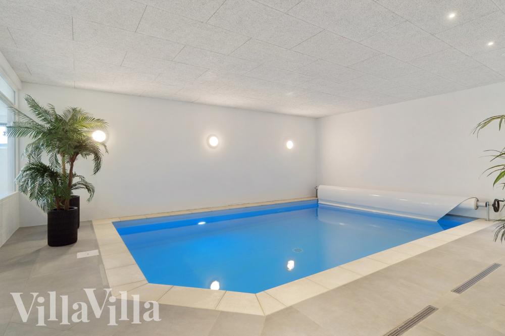 Das Ferienhaus 1022 hat einen schicken Poolbereich mit Wasserrutsche, einem geräumigen, eingelassenen Whirlpool und einer Sauna.