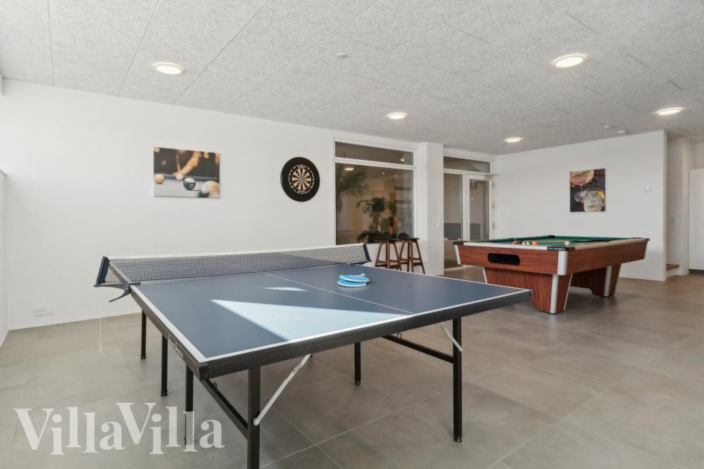 Neben den vielen schönen Stunden, die man im Poolbereich des Hauses verbringen kann, bietet das Luxusferienhaus 1022 auch Spielevergnügen bei Billard/Tischtennis und Darts