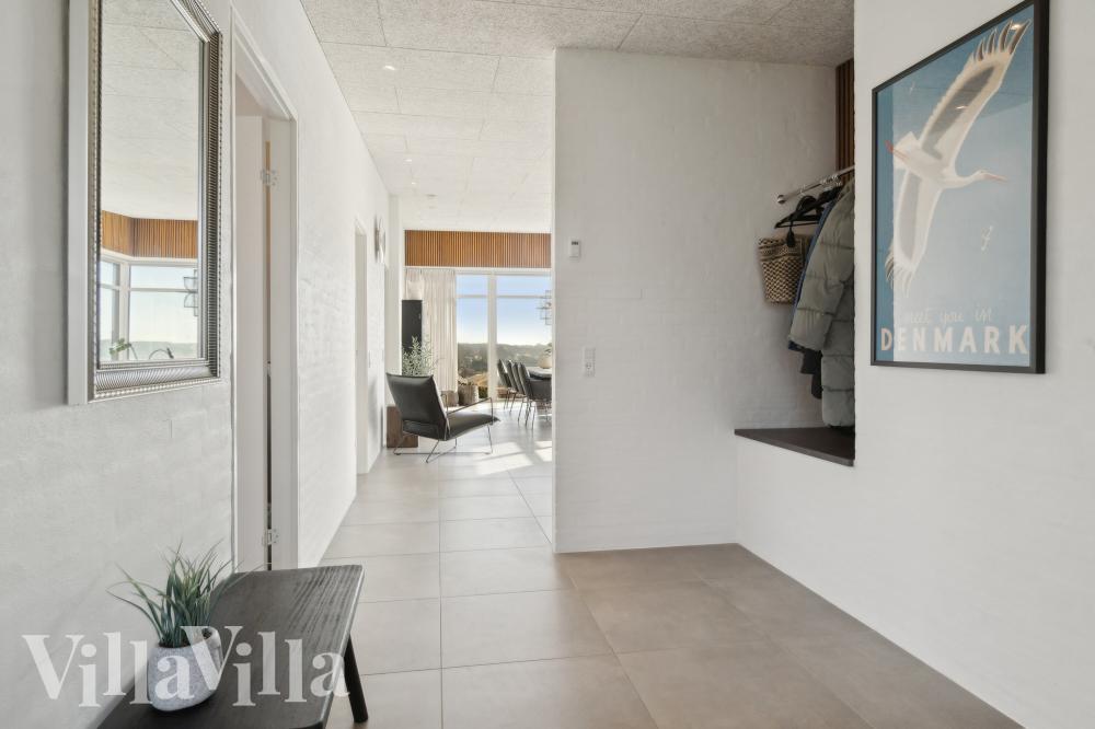 Der geräumige Eingangsbereich im Luxusferienhaus Nr. 1022 in Ostjütland