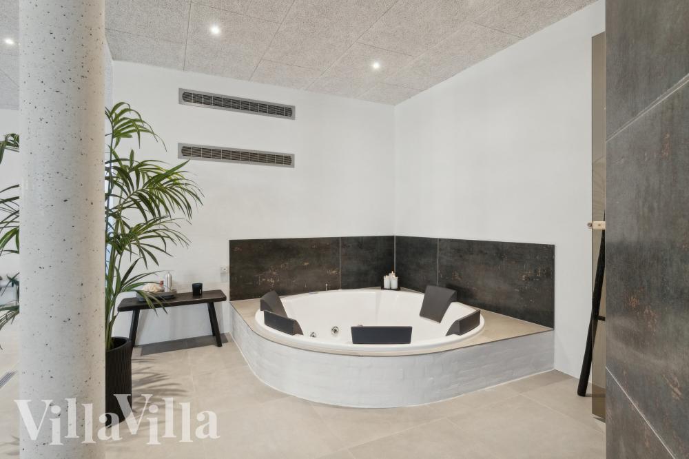 Genießen Sie den warmen Whirlpool im Luxusferienhaus Nr. 1022 in Ostjütland