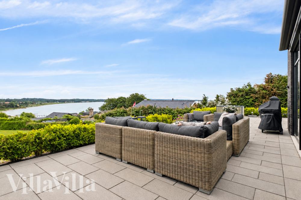 Genießen Sie einen Grillabend auf der Terrasse des Luxusferienhauses Nr. 1022 in Ostjütland