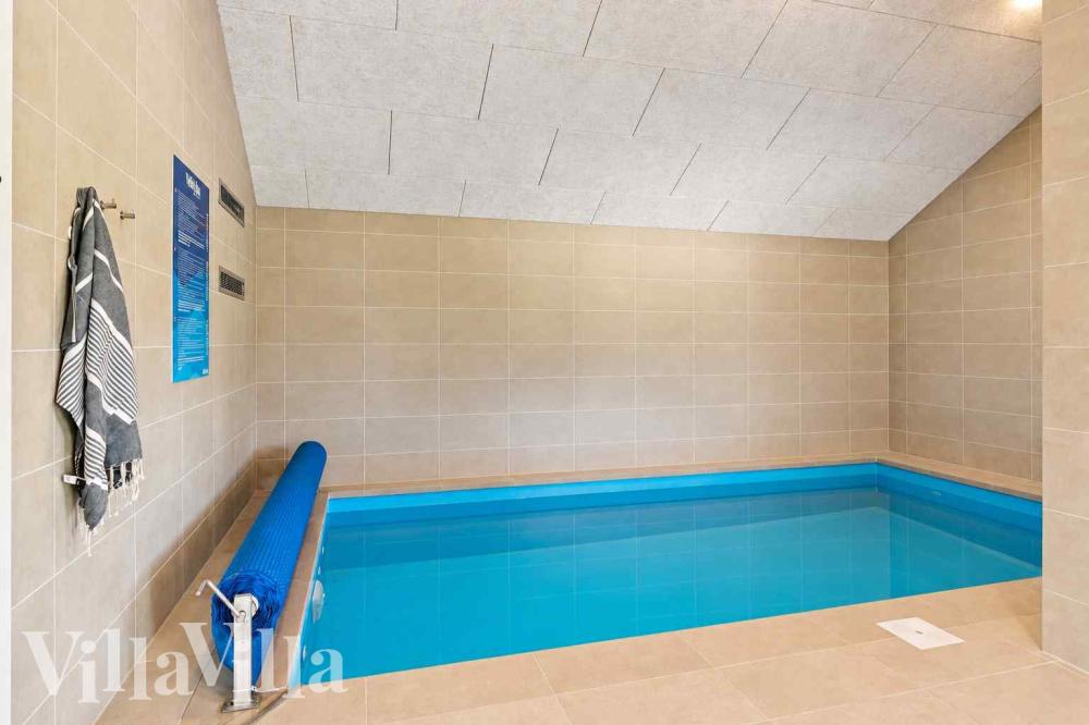 Das Ferienhaus 1020 hat einen schicken Poolbereich mit Wasserrutsche, einem geräumigen, eingelassenen Whirlpool und einer Sauna.