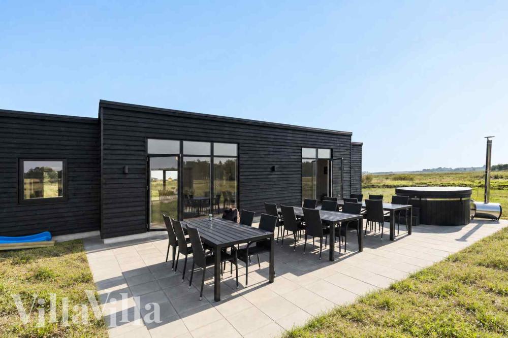 Diese schicke Haus mit Whirlpool Nr. 1014 mit Platz für 16 Personen liegt in Ostjütland