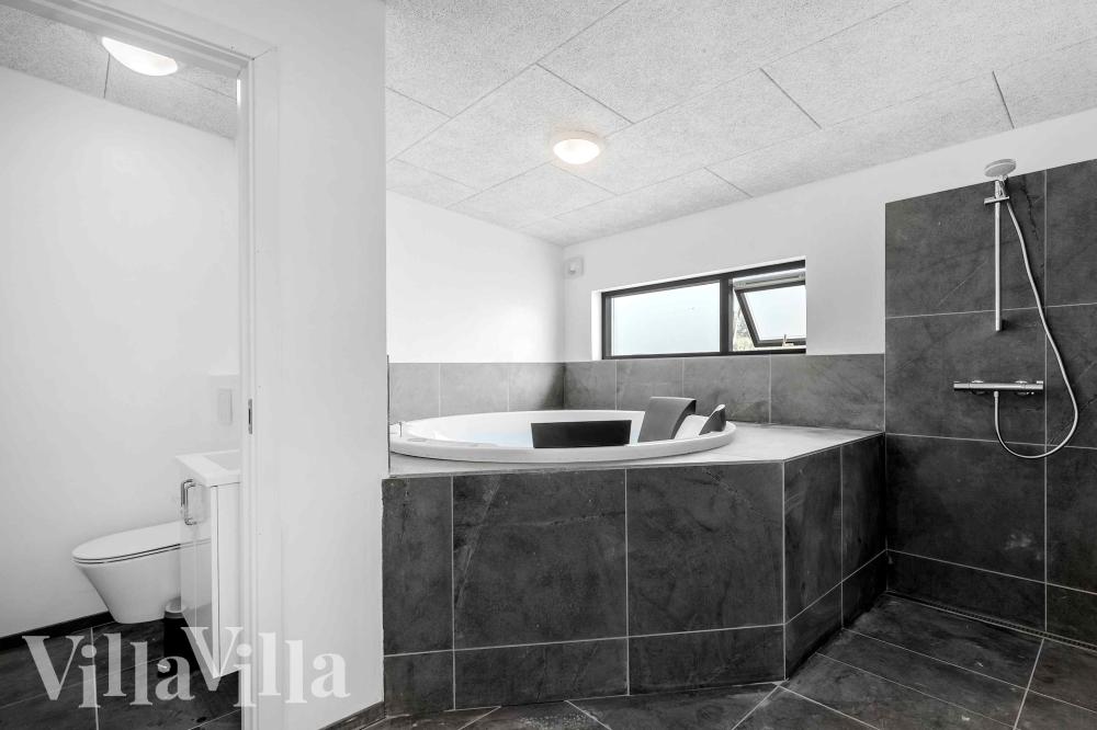 Genießen Sie den warmen Whirlpool im Luxusferienhaus Nr. 1014 in Ostjütland